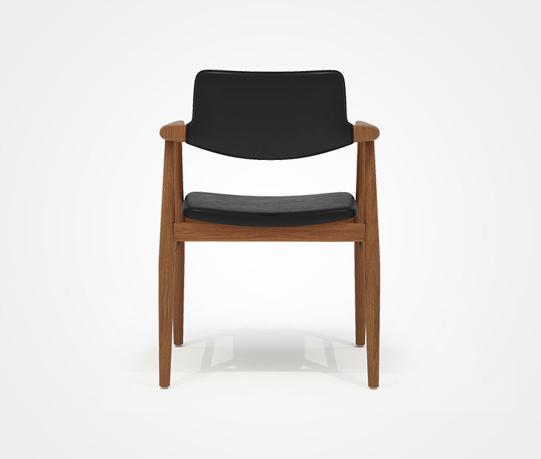 The perfect chair to host dinner guests, from appetizers to desserts.