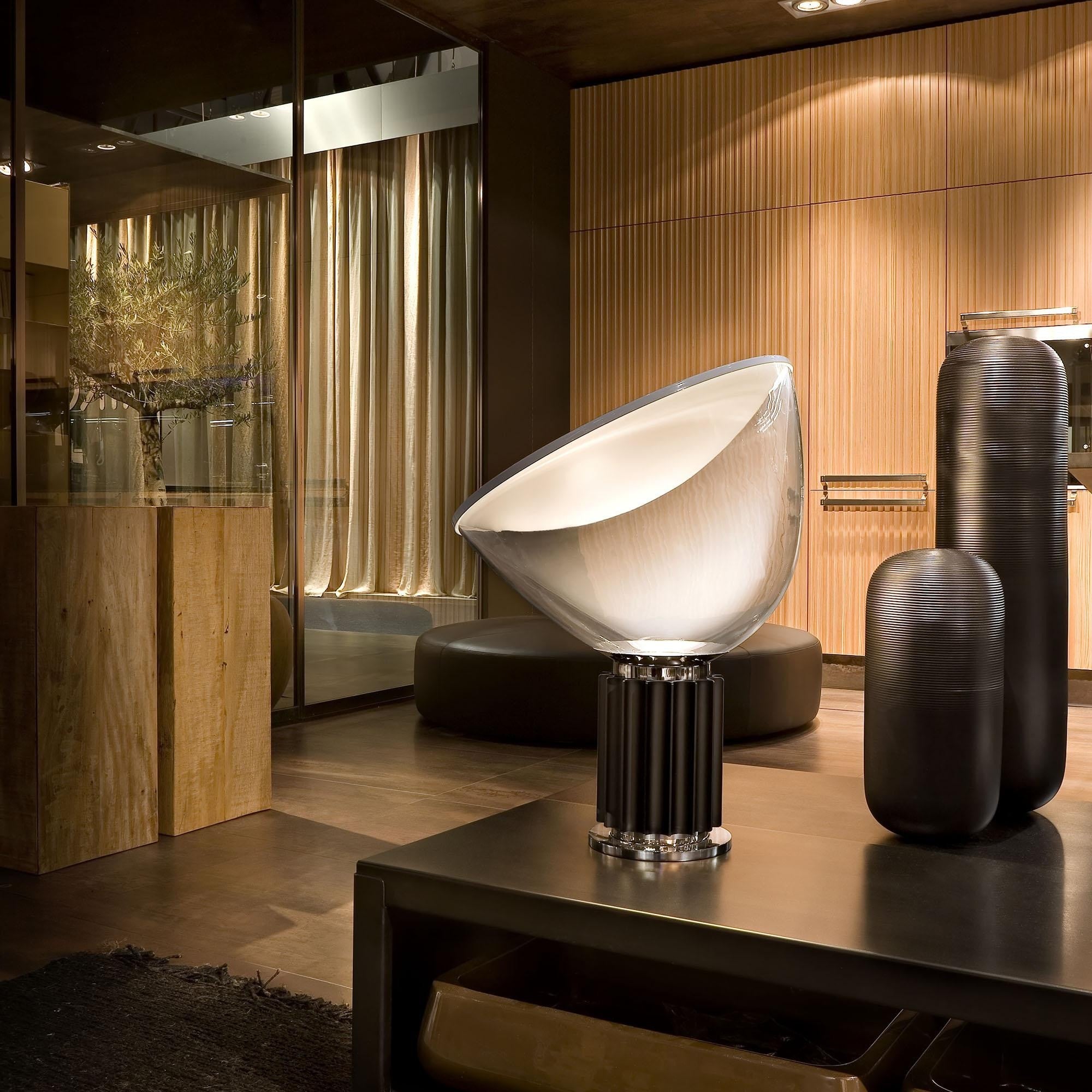 Parsons style lamp has an aluminum pedestal and a screen of transparent glass which gives the feeling that it adopts the same color as their surroundings.